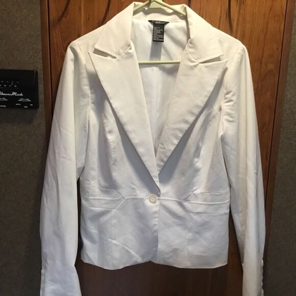NWOT. Maurice’s Women’s White Blazer Size 11//12. - Picture 1 of 9